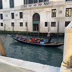 New View Canal Lovers Daire *
