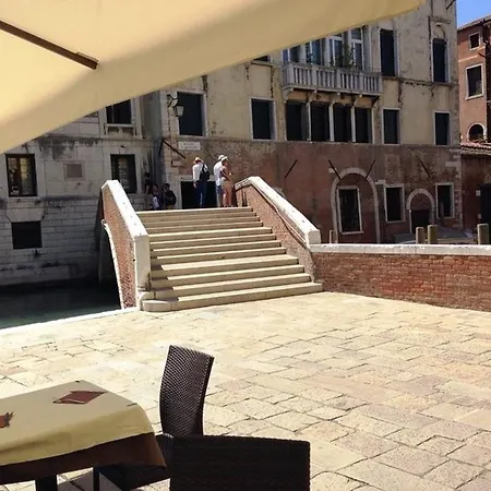 New View Canal Lovers Venedik